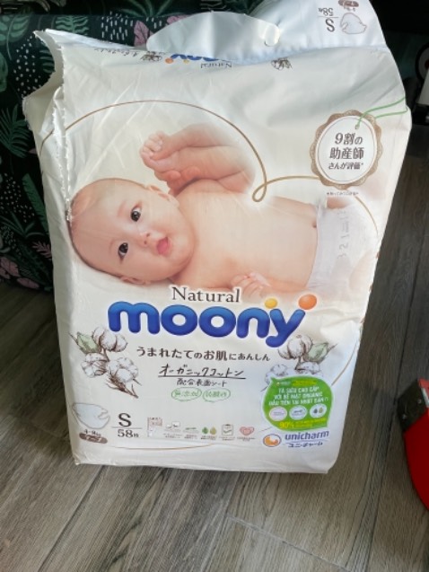 Đặt tối hôm trước, 8h sáng hôm sau đã nhận được hàng, mặc dù ở tỉnh lẻ 🥲 tiki giao hàng nhanh phút mốt.
Bỉm moony trắng dùng thích, mềm mịn, bỉm có mùi thơm nhẹ, ko bị hăm. Điểm trừ là vỏ bịch rất dễ rách, chỉ sợ vận chuyển làm rách bị ẩm bỉm 😒