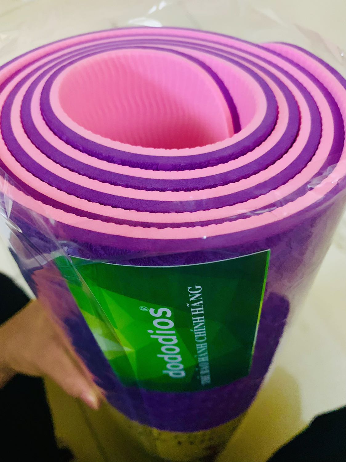 Mua 2 cái thảm mà cái nào cũng ưng. Cho người iu 1 chiếc, mình 1 chiếc híhi
Tập gym sướng, êm, dày dặn mà shop cũng hỏi han sau khi nhận được hàng nên thấy rất ok vì chăm sóc khách hàng như vậy là phải rùi
Đầu tiên được cái dây tặng ko biết dùng loay hoay mãi mới ra là để thòng 2 đầu
Nói chung vì store quan tâm khách nên review có tâm lại thui. Có qua lại sau nay nhớ giảm mình nếu mình giới thịu cho nhé