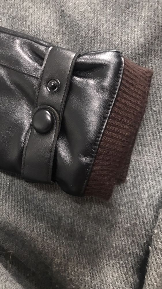 Găng tay da rất ấm áp. Lần đầu tiên mua hàng trên tiki thấy sản phẩm rất chất lượng nên viết nhận xét để mọi người tham khảo. Da rất mềm, bên trong có lớp lông ấm áp. Trời hà nội năm nay lạnh khô đeo quá là ấm luôn. Nhưng kẻ cả mưa thì cũng chỉ cần lau qua đi là ok rồi. Không lo ươt như găng tay vải. Cảm ứng điện thoại thì cứ gọi là trơn nuột. Sản phẩm tốt. Xứng đáng 5 sao.