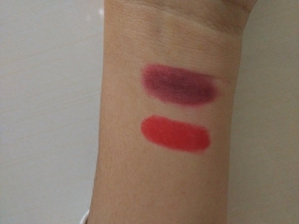 con bạn mình nó sử dụng khá nhiều loại son rồi..và nó đã nhờ mình mua thử son dưỡng lipice có màu như hình để review cho bb ... mình đã mua khá nhiều đồ trên tiki như sách ( khách hànghttps://itunes.apple.com/vn/app/id958100553 quen thuộc ) , sữa rửa mặt .... nhưng đến lượt thỏi son này thì mình thất vọng thật sự... mình không biết mọi người ntn nhưng qua thời gian mình và bạn sử dụng thì môi bị thâm  và mình đã dùng vòng bạc để thử chì thì kết quả như vậy đấy :)))) có phải vì tiền nào của nấy hay không..nhưng đối với son dưỡng  thì lượng chì như v thật sự đã khiến mình lo ngại...màu lên môi mình thì là màu hồng, son cũng không mướt nữa..mong tiki xem xét