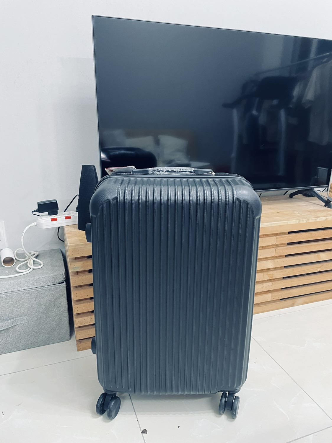 Giao hàng nhanh, vali đẹp, chắc chắn, rất tốt so với tầm giá