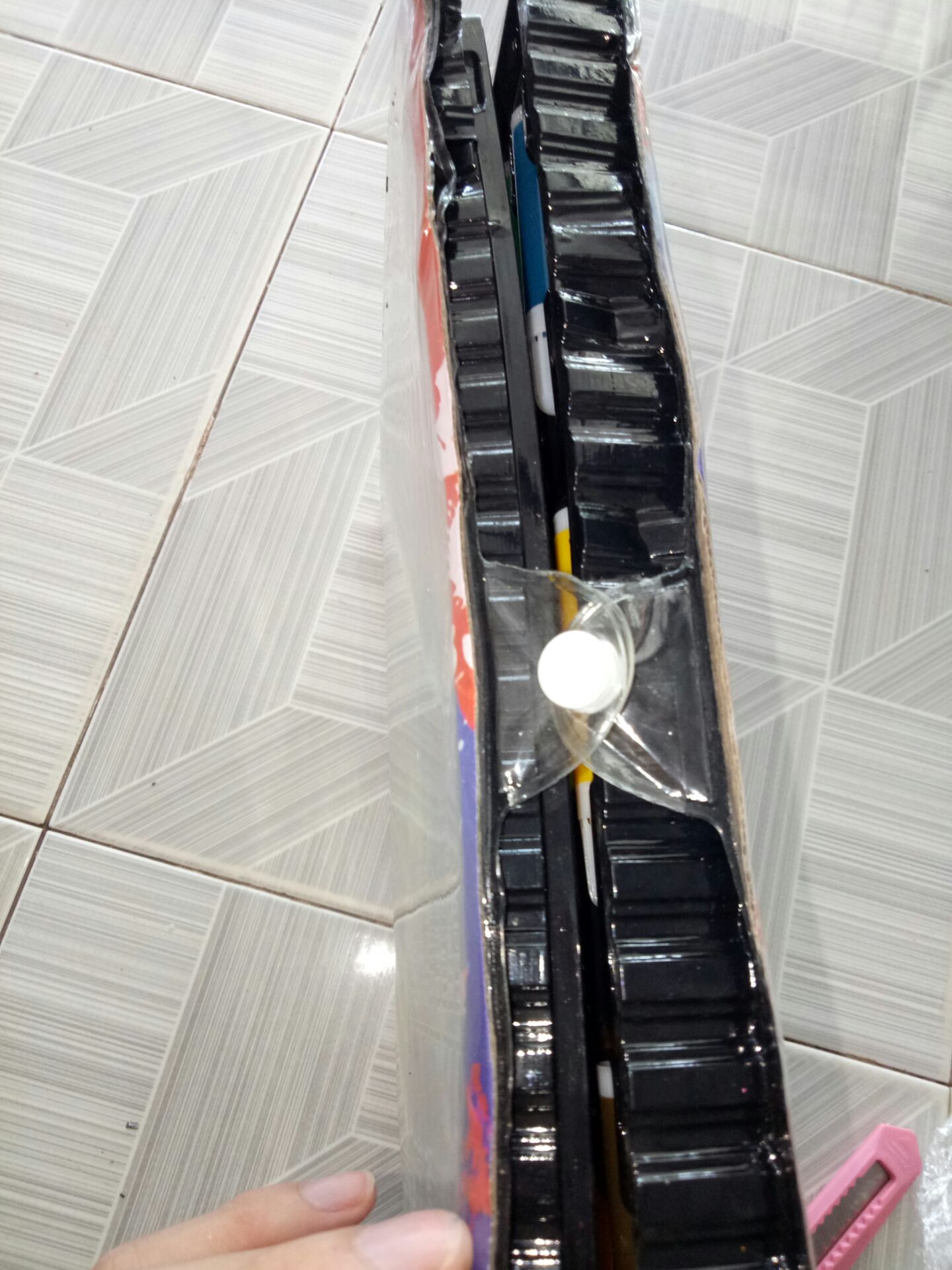 giao hàng nhanh.vừa mới nhận hàng nhưng hàng thì không chất lượng như hàng cũ tồn kho vậy đó. không đóng gói cẩn thận chỉ bọc 1 miếng bọc xốp ở ngoài .màu thì gẫy, lem, dơ, màu này bị dính vào cây kia .đặc biệt là màu khô cứng không tô được...... yêu cầu shop phải giải quyết vấn đề này. mua về tặng đứa em mà vậy sao đưa cho nó. anh em nên căng nhất trước khi mua sản phẩm nha