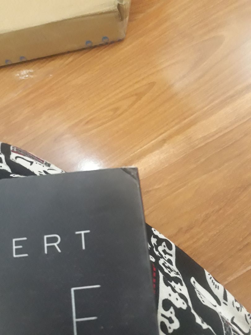 Ôi mặc dù chờ Dune đã lâu, cũng mong ngóng được đọc Xứ Cát rất nhiều nhưng em xin để lại 2 sao vì Tiki Trading đã khiến em đau khổ quá nhiều :") Đây không phải lần đầu mua hàng từ Tiki nhưng chắc cũng lần cuối thôi vì em hãi hùng quá :) Từ khi lao 1 mạch từ trên nhà xuống để nhận ship, em đã cảm nhận điềm không lành ngay từ khi thấy quả móp hộp rách thấy luôn trang. Bỏ qua vụ hộp, em dặn lòng mình "Thôi chắc chỉ cái hộp thôi" nhưng mà thật tình đâu phải thế 🤧 Cầm trên tay quyển sách mà nước mắt em rơi, móa quăn mép, gãy góc, bìa quăn, phần trắng thì bị bẩn, nói chung là y chang sách cũ 👁👄👁 Cứ tưởng có deal sách hời mà chất lượng như thế này thì thà ra hẳn Nhã Nam mua giá gốc còn hơn :) Chưa kể em còn ở ngay Hà Nội đã thế này thì tỉnh khác như thế nào thì khỏi nói ha :") Thôi tạm biệt Tiki, khóc xong rồi xóa app đây còn vấn vương gì nữa :") 

p.s: có lẽ nhìn ảnh có thể mọi người sẽ nghĩ em uầy con bé này drama ghê có mỗi tí thế cũng kêu nma đấy là do em vuốt hơn chục lần để cứu vãn em nó rồi 💔