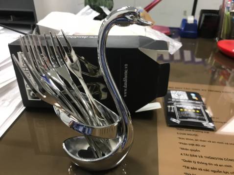 Bộ giỏ thiên nga đựng  6 nĩa trái cây đẹp và sáng bóng, bộ sản phẩm nhìn rất  ưng ý, mình rất  hài lòng và sẽ giới thiệu cho người thân và bạn bè mua những sản phẩm này.