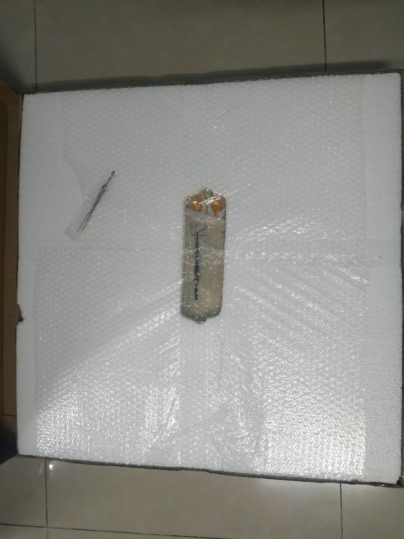 Hàng đẹp, đóng gói kỹ. Chỉ có một điểm làm người dùng hơi lo là pát nhựa treo đồng hồ dùng đinh để đóng vào tường không phải vis, không biết có dễ rơi không.