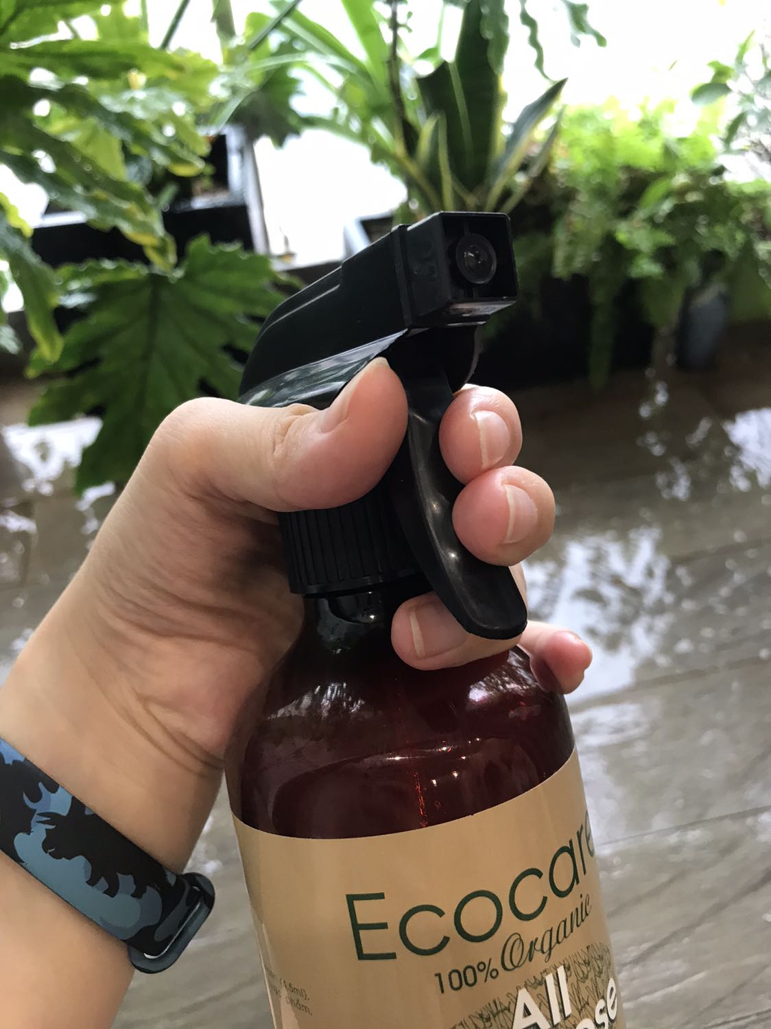 Tiki giao hành nhanh. Sản phẩm dùng tốt. Lau bàn sạch, thơm mùi sả chanh. Ủng hộ hàng Việt Nam chất lượng cao, thân thiện với môi trường. Mình dùng sang chai thứ 3 rồi. Chai trước đến gần cuối thì bị lỗi phần xịt. Chai này hy vọng ổn.