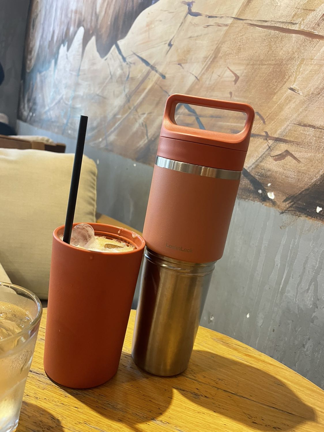 Tiện lợi khi có thêm cái ly, giảm thiểu ly nhựa dùng 1 lần.

Tuy nhiên tách riêng ly và bình chỉ được dùng tại chỗ, không mang theo được vì chỉ có 1 nắp là kín nước. nắp còn lại có lỗ cắm ống hút mà không có nút bít lỗ lại.

Ly giữ nhiệt tốt ở môi trường trong phòng, giữ nhiệt bình thường ở môi trường ngoài trời (khoản 3 tiếng đổ lại)