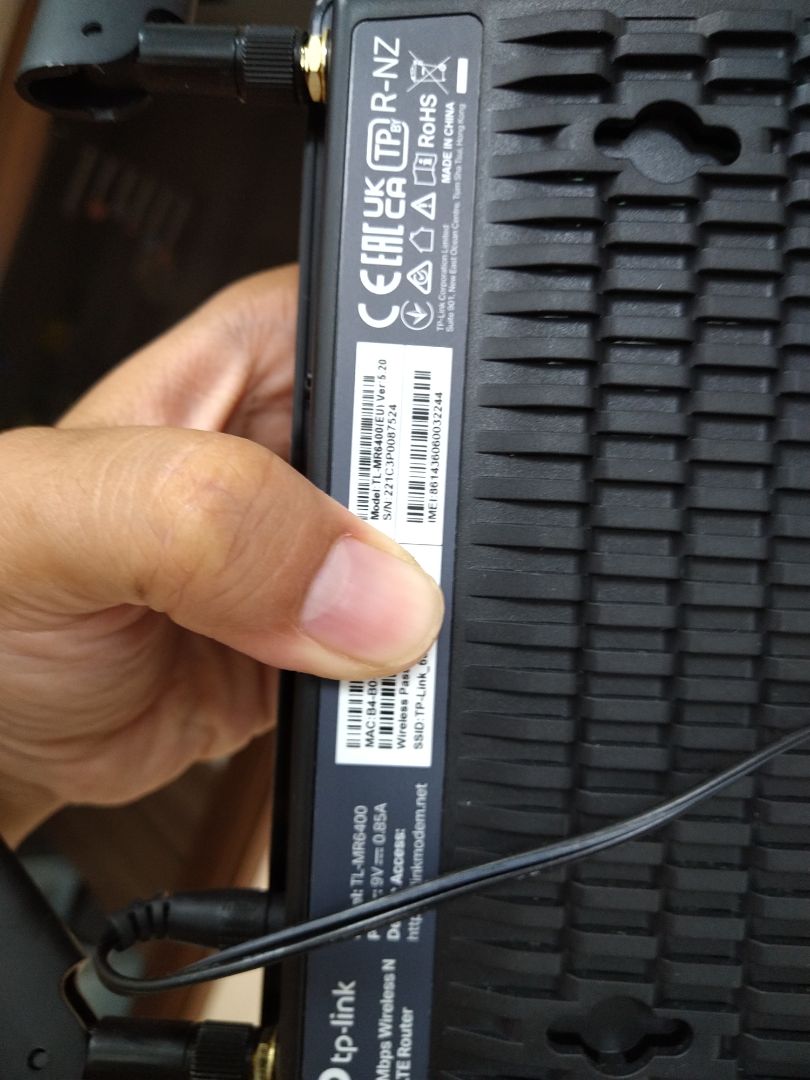 Loại mới gắn MicroSim trực tiếp, không dùng vỏ sim nữa. Nhiều lỗ thoáng khí. Tốc độ 4G là 50 Mbps, còn LAN là 150 Mbps. Thêm ít tiền mua MR400 ngon hơn. Gắn sim vào đt, xong đi khắp nhà, mở mạng vào web đo tốc độ ở các nơi, xong dán cái router vào điểm mạng ngon nhất.