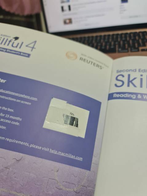 Cái code để truy cập tài liệu online, audio và video của sách thì dán bằng miếng dán rất dính, lúc mở ra thì như thế này đây.