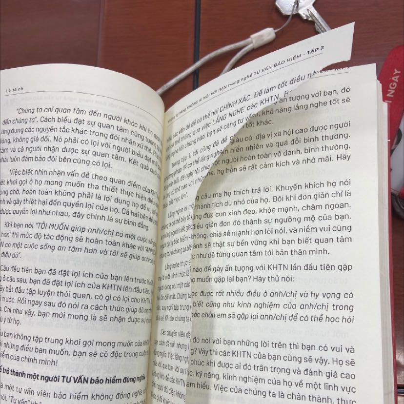 Mở sách ra thất vọng quá 
Rách mất 1 trang 
In lệch dòng