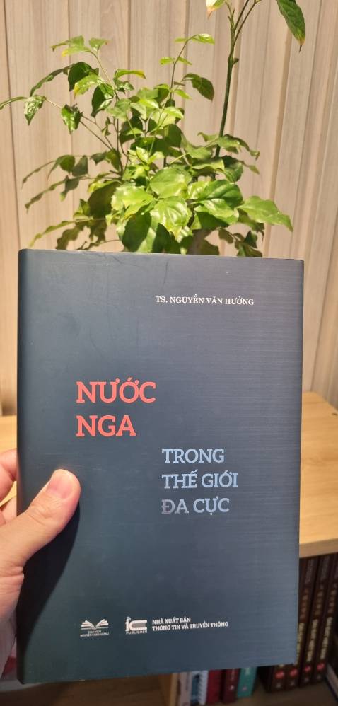 Đây là cuốn sách thứ 2 của TS Nguyễn Văn Hưởng mà tôi đọc sau cuốn Thế giới đang thay đổi của ông. Vẫn là ngòi bút phân tích thời thế sắc sảo đến từ một nhãn quan chiến lược sắc sảo, dày dặn kinh nghiệm và một sự tổng hợp thông tin đồ sộ. Cuốn sách dành cho những người yêu thích chính trị, những vấn đề thời sự như chiến tranh Nga- Ukraina và quan tâm đến cục diện thế giới trong nhiều năm tới.