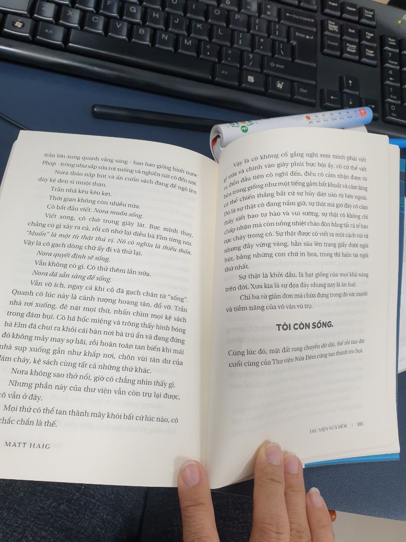 cái kết quá hay. giải tỏa tất cả cái sự tiêu cực và màu xám quanh nhân vật. cuộc sống hạnh phúc hay không là do cái nhìn của bản thân chứ không phải do xung quanh tác động. muốn rớt nước mắt khi nhân vật chính tìm ra cái mình cần. giờ thì tìm phim xem thôi. nên đọc lắm nè.