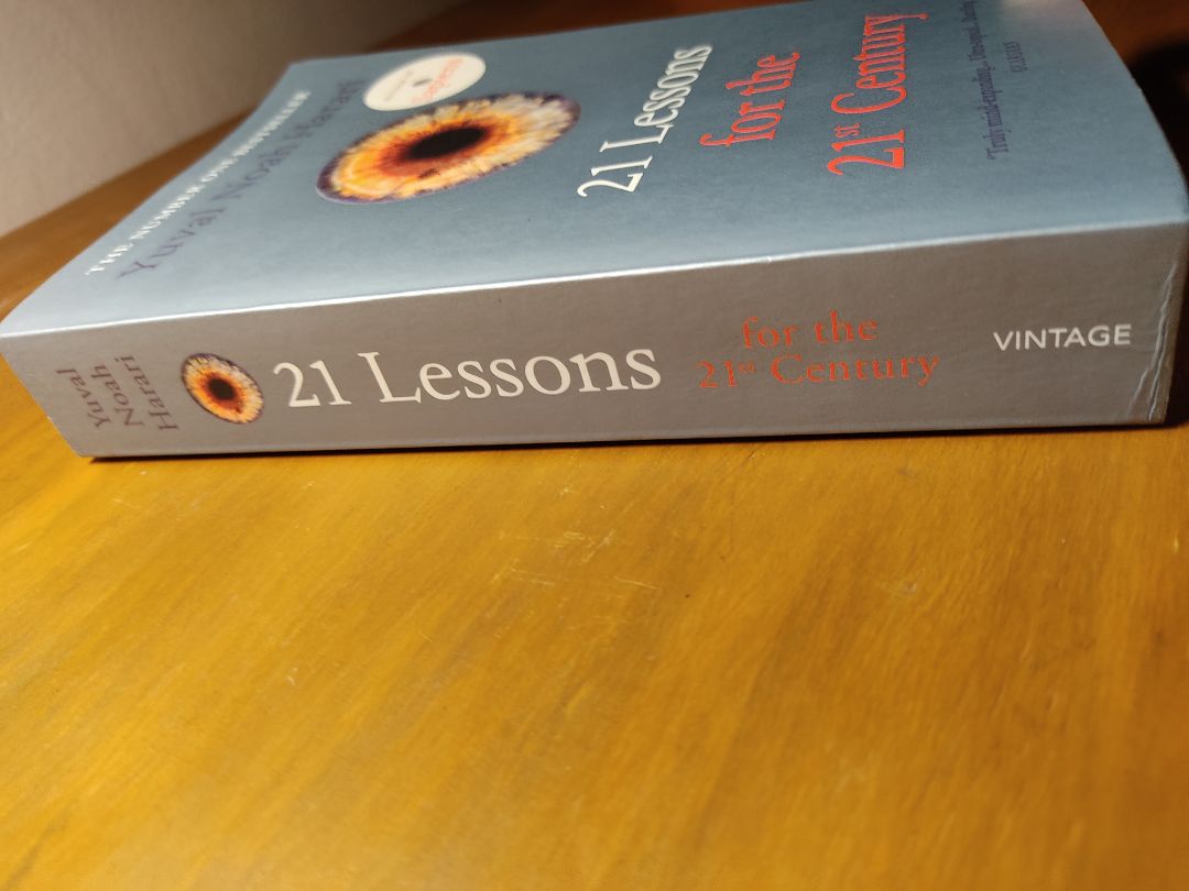 Sách lúc giao đến còn được bọc nguyên ny-lông. Sách nhẹ, cầm vừa tay. Chất giấy đẹp so với mặt bằng chung (tốt hơn của Wordsworth và Signet), cỡ chữ phù hợp.