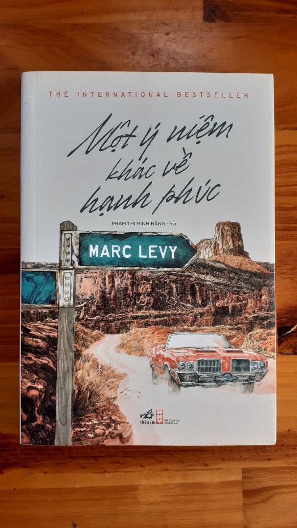 Thành thật mà nói, một cuộc sống hạnh phúc là một điều vô cùng lớn lao mình đang hướng đến trong đời. "Một ý niệm khác về hạnh phúc" đã thu hút mình không chỉ bởi tiêu đề mà còn vì những dòng giới thiệu đầy lôi cuốn. 
Tuy nhiên, trải nghiệm về cuốn sách lại không như mình mong đợi, nếu không muốn nói là có phần thất vọng. Nhìn chung, tác giả xây dựng cốt truyện rất hợp lí, buộc người đọc phải kiên nhẫn đến trang cuối cùng để tìm ra lời giải đáp về các nhân vật trong câu chuyện. Tuy nhiên, cách viết của tác giả viết rất lan man, dài dòng. Đọc hơn nửa cuốn sách nhưng mình vẫn không hiểu những mục đích của cuộc gặp gỡ của Agatha là gì. Chỉ có một vài tình huống cao trào ở phần cuối truyện những nhiêu đó chưa đủ để thoả mãn nhu cầu của mình. Hơn nữa, "cái ý niệm về hạnh phúc" được tác giả đặt tên cho tiêu đề nhưng chỉ nói đến một cách ngắn ngủi ở trang cuối truyện. 
Cá nhân mình thì cuốn sách chỉ nhận được 3/5* (mình đánh giá 5* là vì dịch vụ của Tiki).
