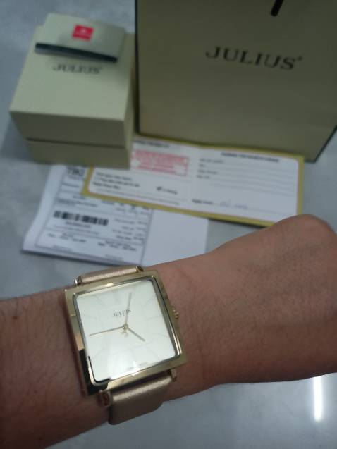 Màu ko giống quảng cáo lắm nhưng nhìn sang lắm luôn. Mình săn sale ngày thứ 6 nên mua giá chỉ có 300k. Nhìn đẹp thích ơi là thích. Hihi. Giấy tờ chính hãng bảo hành đầy đủ luôn