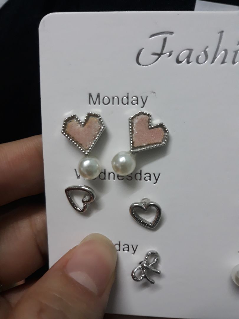 đã nhận được hàng, nhưng ko giống hình mẫu cho lắm và tệ nhất là đôi màu hồng bị lỗi nhìn khá là ghê