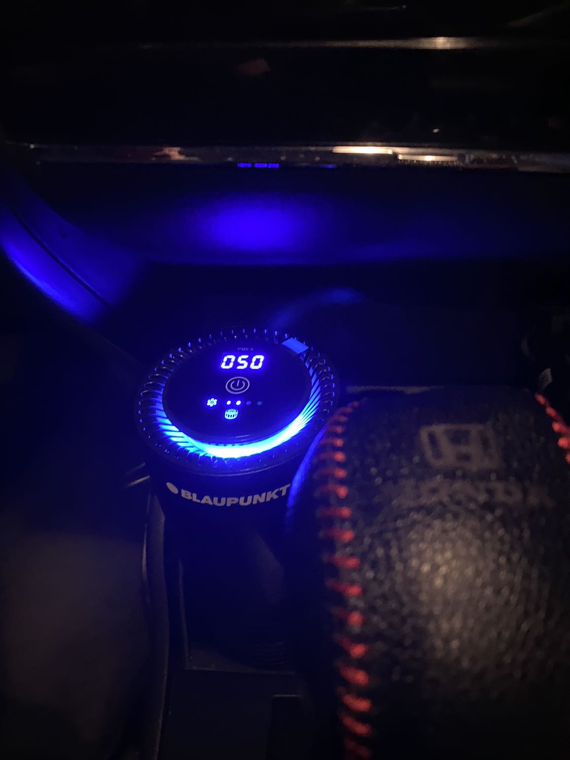 Nhận hàng rất hài lòng. Đóng gói rất cẩn thận nè, hàng sịn sò trông rất sắc nét. Hoạt động bình thường, mặc dù không đo lượng được mức độ cải thiện không khí trong xe nhưng cũng rất hài lòng với sản phẩm, vì rất đẹp. Shop tặng thêm móc treo đồ nữa, cảm ơn các bạn rất nhiều.