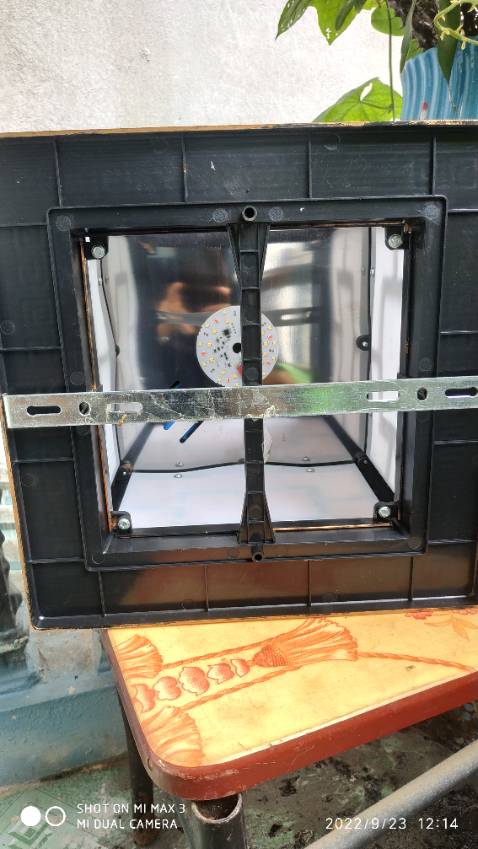 Hàng không như quảng cáo, quảng cáo đèn làm từ nhựa mà quảng cáo làm từ hợp kim nhôm