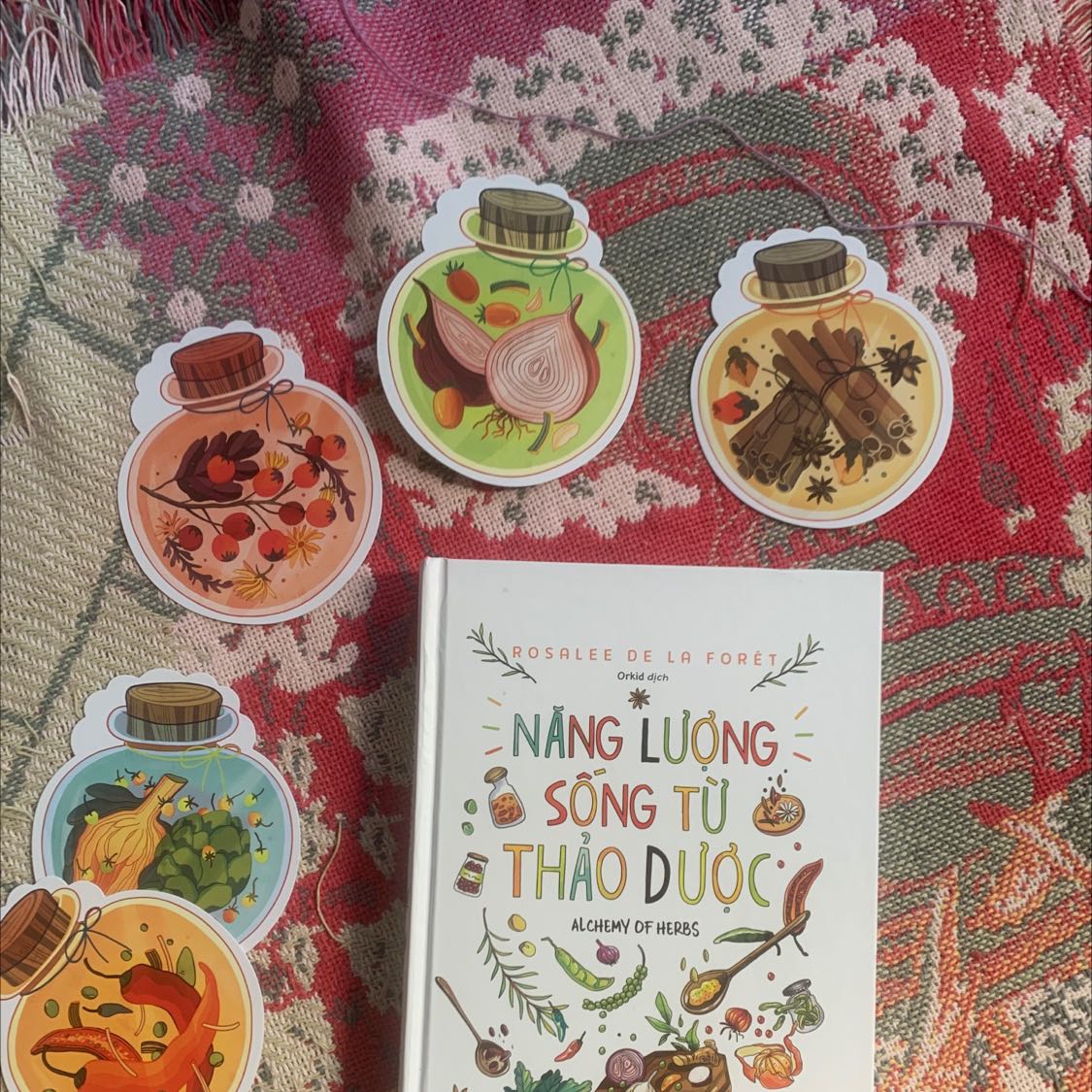 Tặng markbook xinh xắn hợp với bìa sách, bìa sách minh hoạ đẹp. Tuy nhiên bìa sách và bên trong sách thiết kế minh hoạ hơi lạc quẻ. Vì bìa ảnh là vẽ, bên trong là hình chụp thực tế. Giấy sách bóng. Không tốt cho mắt lắm. Trình bày nội dung không có gì đặc biệt. Còn nội dung sách, mới đọc sơ để đánh giá nhanh thì phần mục lục trình bày nhìn khá rối. Sách cung cấp thêm nhiều kiến thức cũng như công thức chế biến. Mình thích nấu ăn và những cây hẻbal. nên nội dung phù hợp.