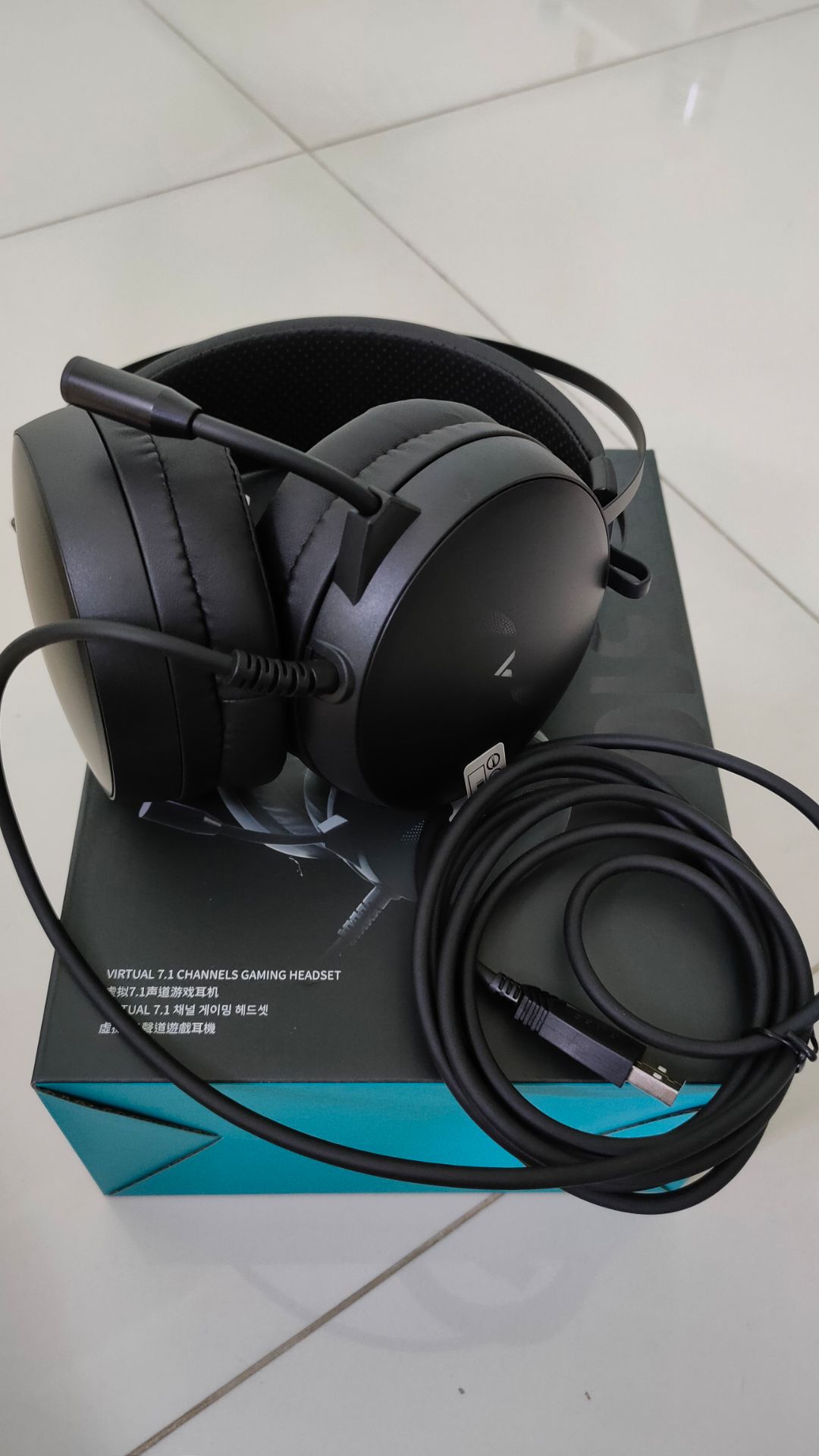 Shop giao hàng nhanh,  đóng gói kĩ. Hàng đeo êm tai không bị đau khi đeo lâu, dùng nghe nhạc hay chơi game âm thanh nghe cũng tạm được, không hay như mình mong đợi.