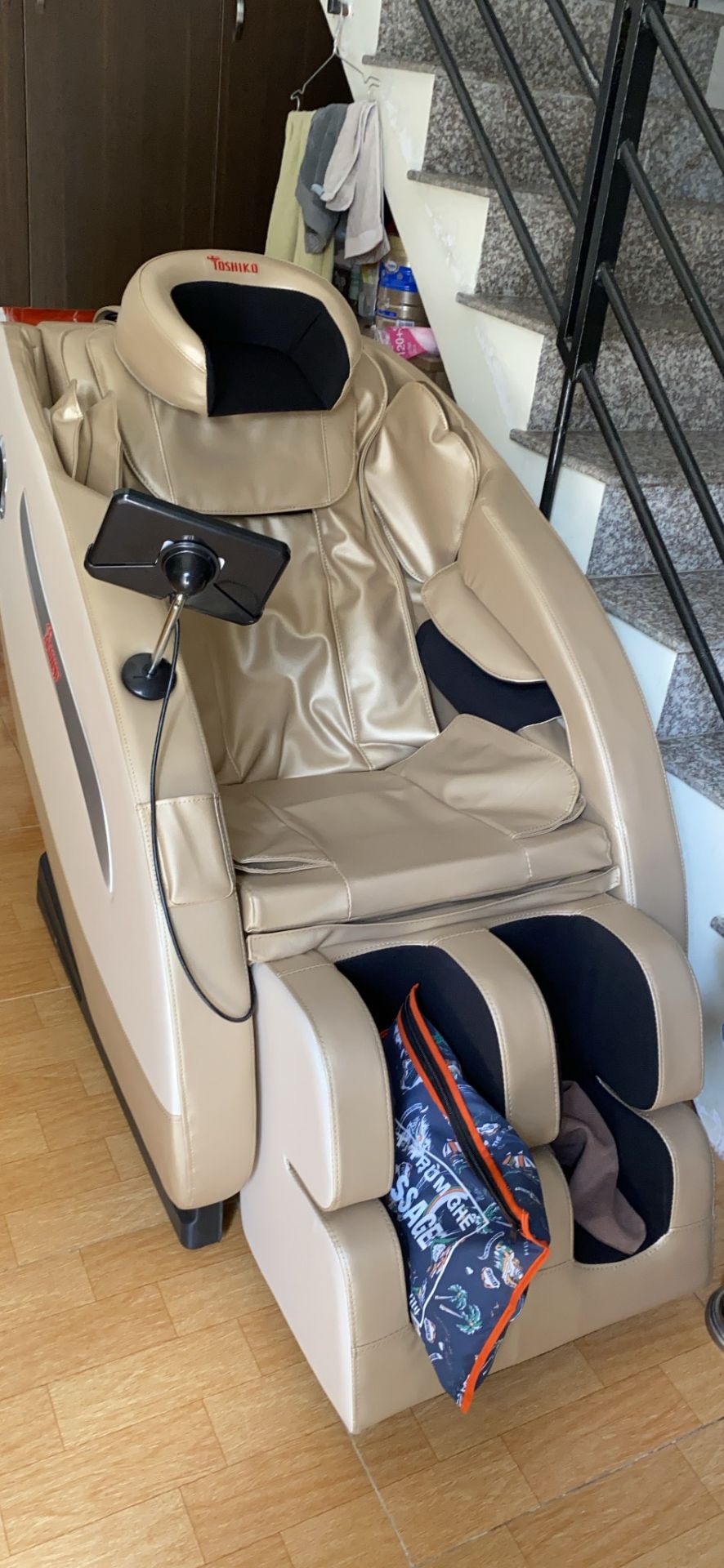 Sản phẩm tốt nên mua ở đây nhé cả nhà. Mình cũng ra xem trải nghiệm ghế rồi và mình quyết định lên Tiki đặt vì yêu mến bạn tư vấn của toshiko. haha.. Ghế con lăn 4d, mát xa rất tốt luôn cũng dễ sử dụng nữa. Mình m,ua cho cả nhà nằm ai cũng thích. Mới giới thiệu cho b mình mua nữa. Rất đáng đồng tiền. Nói chung là nên mua ở đây nhé mọi ngừi.