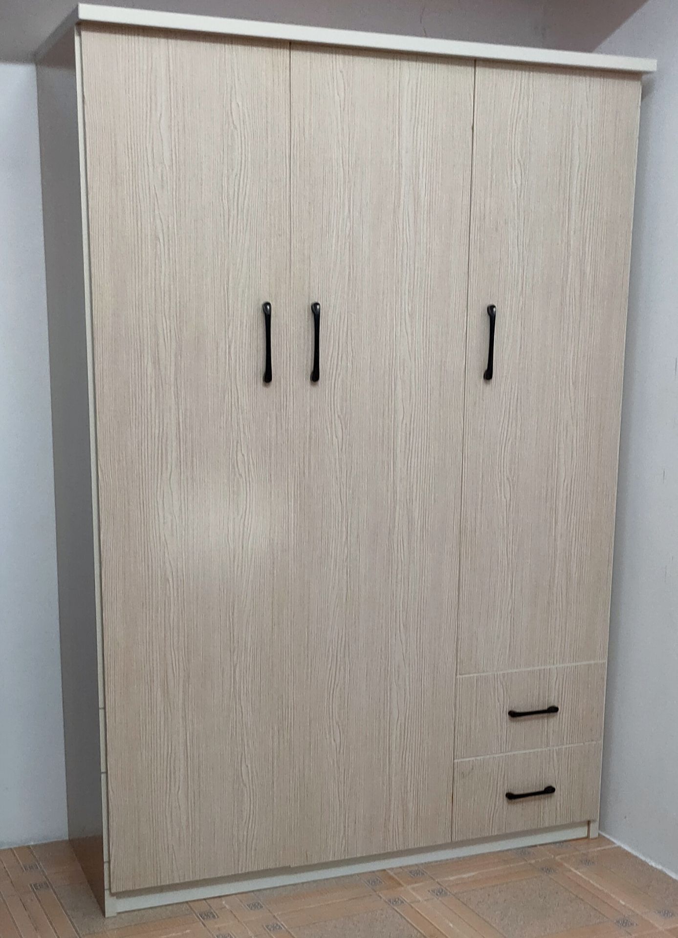 Tủ đẹp, shop tư vấn nhiệt tình, giao hàng nhanh, bạn giao hàng lắp ghép cẩn thận.