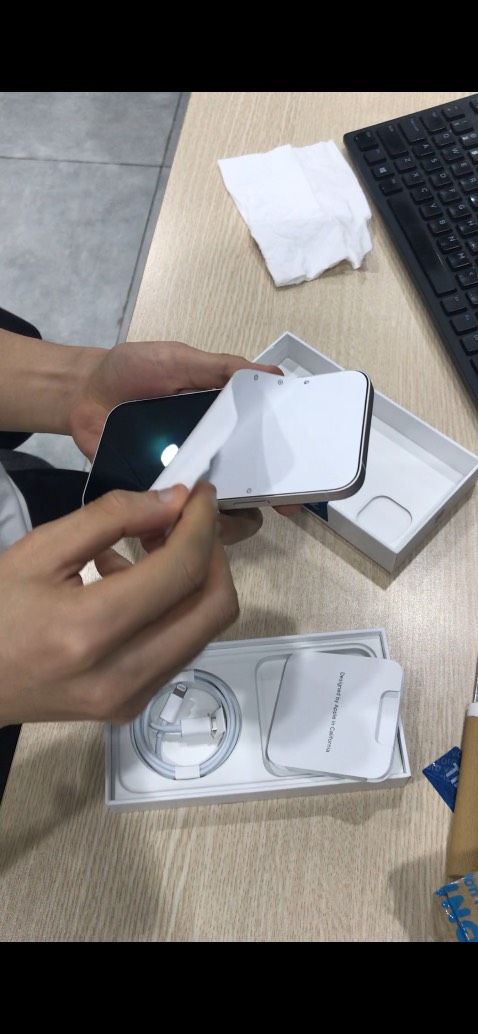 Máy VN/A chính hãng Việt Nam. Trộm vía tỉ tỉ lần là đến giờ vẫn ngon, chưa lỗi lầm gì. 
Đã bao lần mua điện thoại, laptop trên Tiki Trading rồi khá yên tâm, lần này cũng không phải ngoại lệ. 
Máy rất mượt nha, với tác vụ hàng ngày thì không hề thua kém các đời máy mới hơn đâu. Nhỏ gọn nên cầm nắm rất thoải mái. Iphone tầm này chắc phải được hỗ trợ 3-4 năm nữa