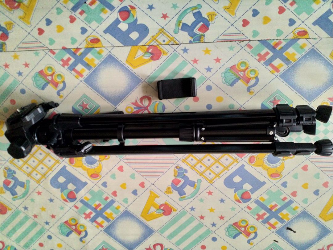 Chân máy đẹp, khá chắc chắn so với giá tiền. Tuy nhiên hộp giao tới hơi móp, trên chân máy có vài vết trầy nhỏ. Quan trọng là một vài chi tiết nhỏ trên chân máy không giống trên hình (không có logo, khớp nối nhìn khác v.v.), nên mình không rõ đây có phải là hàng chính hãng không...