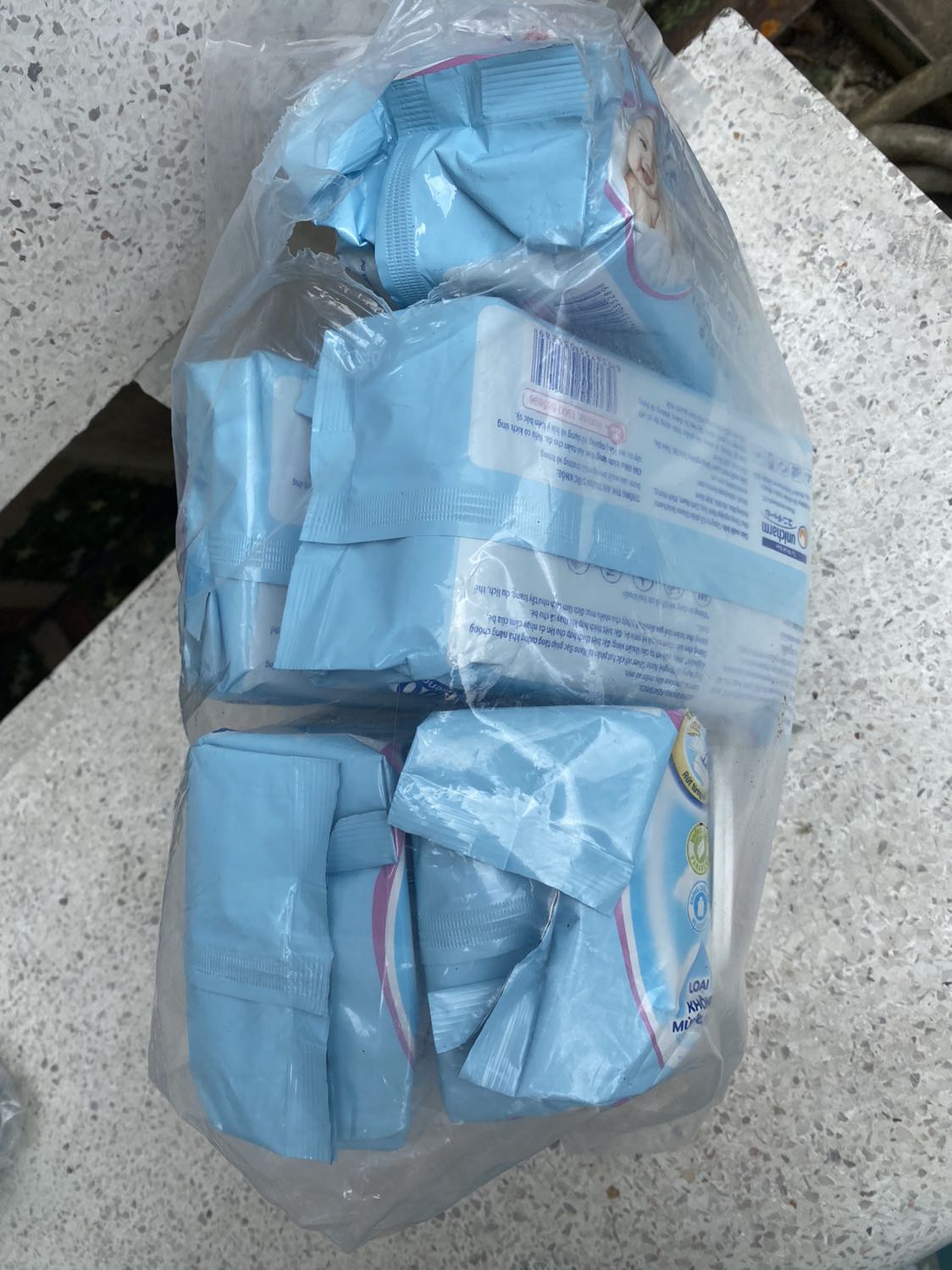 Mua 2 combo thế mà khi nhận hàng thì bị rách bao bì bên ngoài. Ktra lại thì thiếu mất 1 bịch. Do lo xịt khuẩn nên trả tiền vội cho shiper. Đến khi ktra báo lại thì shiper nói đã xác nhận đơn thành công rồi nên k trả lại đc. Phải liên hệ tiki giải quyết. Thấy phiền quá nên nhận cho xong. Thất vọng ghê