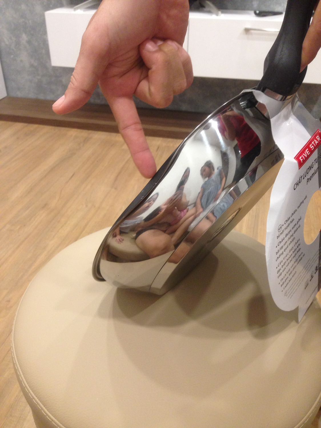 Mình đã mua 3sp chảo của tiki. Thì 1 cái Ok tốt không bi móp méo gì. Còn cái thứ 2 thì giao cho khách nhận hàng bị móp mèo và xin trả lại hàng để mua cái khác. Đến cái thứ 3 nhân hàng thì bị móp 1 góc. Và không trả hàng nữa để dùng tạm vậy. Mình góp y để tiki biết sp khi giao cho khách phải kiểm tra.