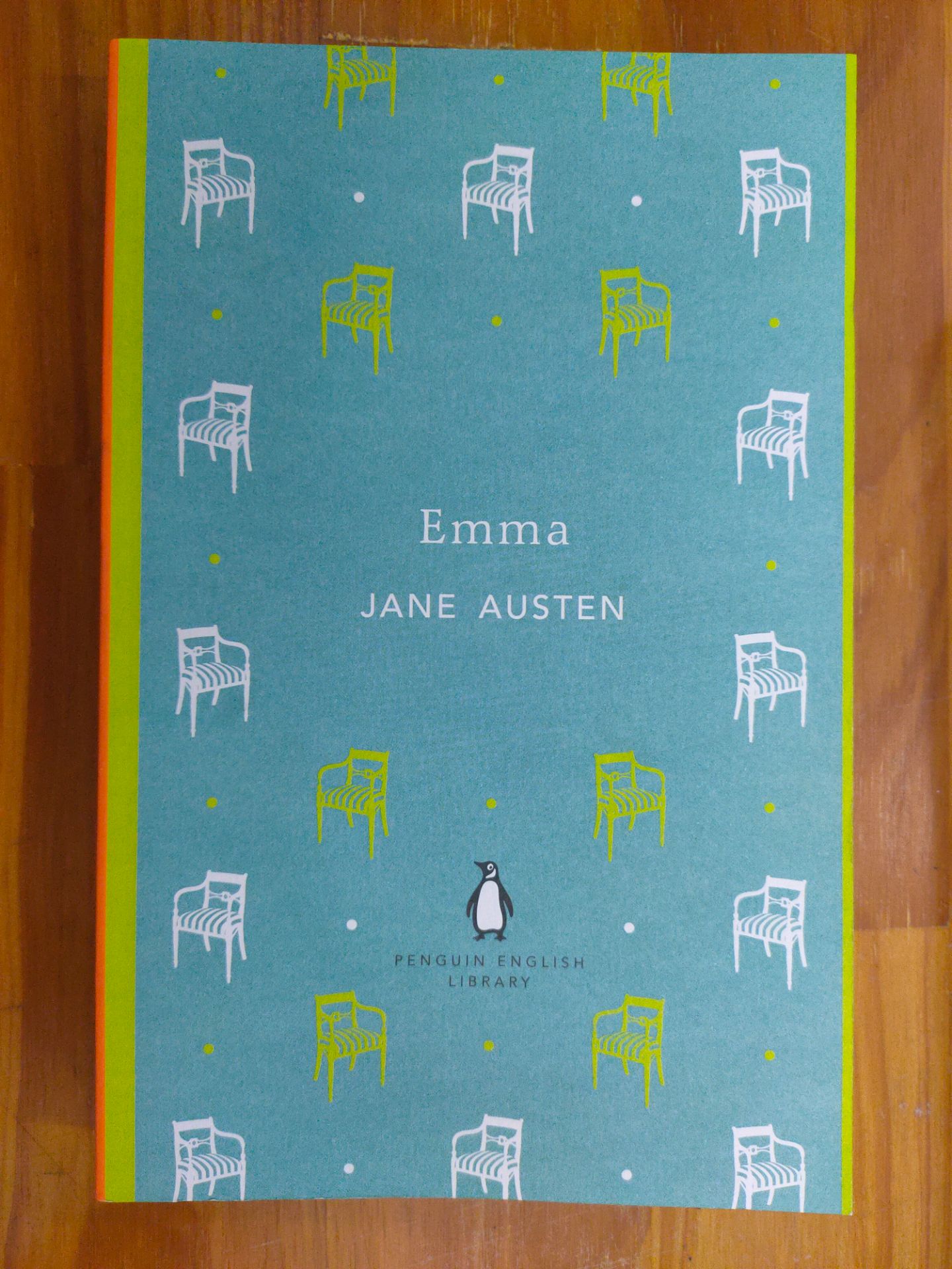 Mình mua vì bìa đẹp và khá hài lòng với quyển Price and Prejudice của Penguin English Library, nhưng quyển Emma này thì fail hẳn. Gáy đóng bị lệch nên phần màu xanh lá mạ không đều hai bên sách, rìa có vài điểm bị tưa nhẹ, và đặc biệt là chữ in bị nhòe mờ và lem, khi đọc cảm giác bị loạn thị, nếu đọc lâu có thể bị đau đầu. Các lỗi này không thể trách Fahasa được, buồn vì mình thiếu may mắn thôi.