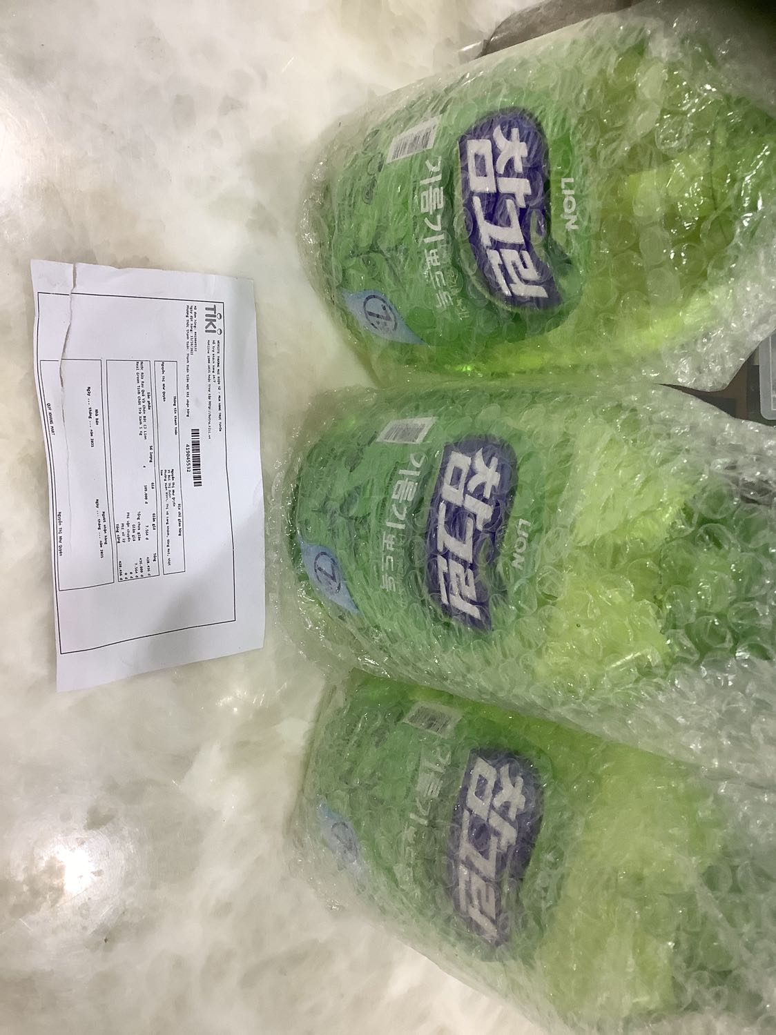 Mình mua 4 sản phẩm , shop chỉ ship có 3 sản phẩm à , không hiểu sao shop làm ăn kì cục vậy ?