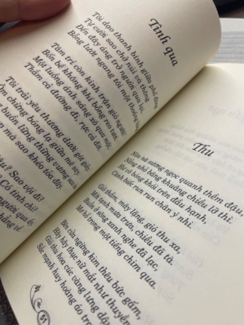Tập thơ đúng ý mình. Ko cần lời đề tựa giới thiệu nhiều mà vào thẳng vấn đề luôn. Thơ ngay trang đầu tiên.