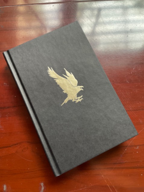 Sách bìa cứng, có bọc seal, đẹp.