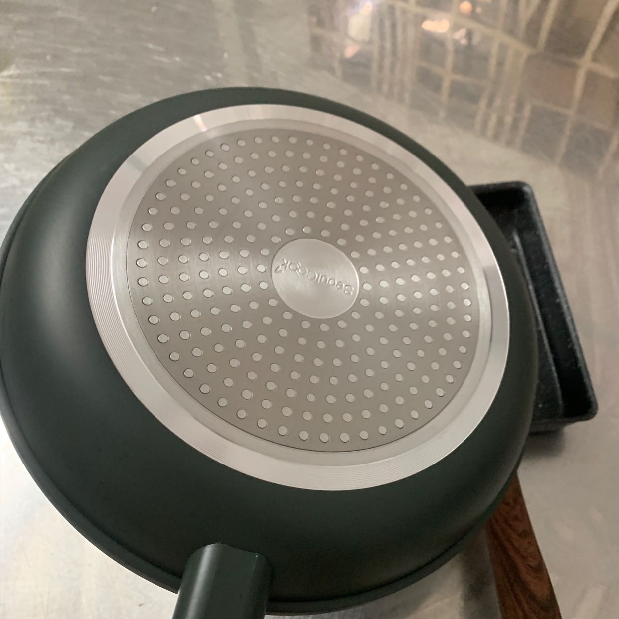 bộ này đẹp chảo cuông nhỏ nhỏ xinh xinh vân đá nhìn sang xin dùng cho bếp từ đc thì quâ ok luôn giá ổn