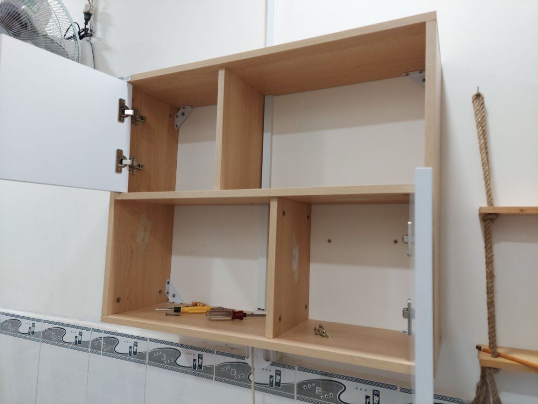 Tủ chất lượng tốt được chia ra nhiều mảnh nhỉ rất tiện, cửa tủ chưa được chuẩn chỉnh lắm nên phải canh chỉnh hơi mất thời gian. Dụng cụ đóng tủ cung cấp đầy đủ. Nhưng hướng dẫn chưa chi tiết lắm nên phải mò hơi cực :D