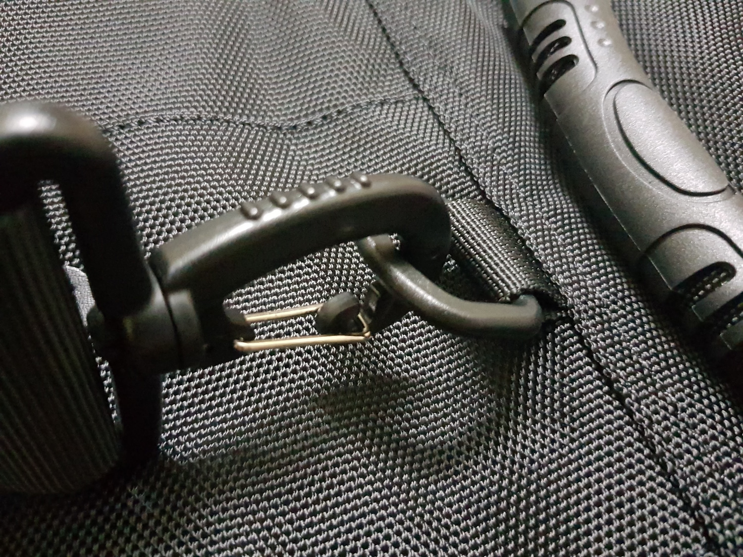 Balo vải cũng ok. Bên trong ko dày như mong đợi. Đựng được khá nhiều đi chơi 1 tuần hoặc hơn thoải mái. mang khá ôm đi lại thoải mái.
Điểm ko hài lòng là mấy chỗ móc dây làm bằng nhựa, khóa cho kèm theo để cho vui thôi.