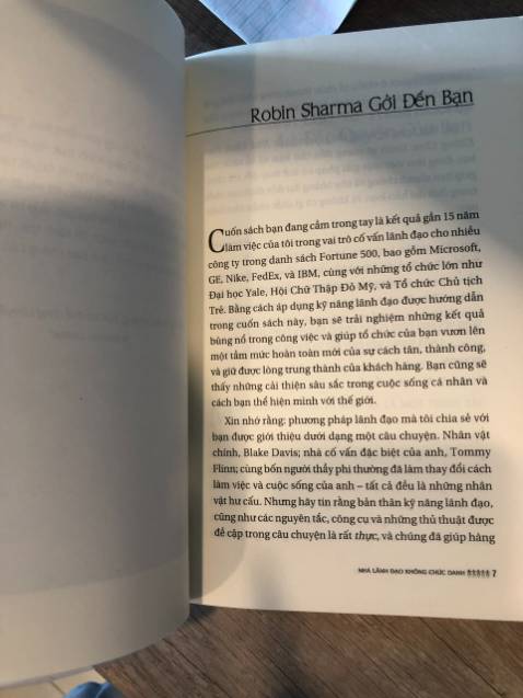 Hình thức: sách mới đẹp, giấy dày, chữa vừa, rõ. 
Cuốn sách cực kỳ dễ đọc và hấp dẫn như hầu hết sách của Robin Sharma. Những triết lý lãnh đạo được cô đọng, phổ quát trong những công thức rất dễ nhớ và hấp dẫn. 
Cuốn sách được viết theo dạng một câu chuyện kể, nên đọc rất thích không rời cuốn sách được.