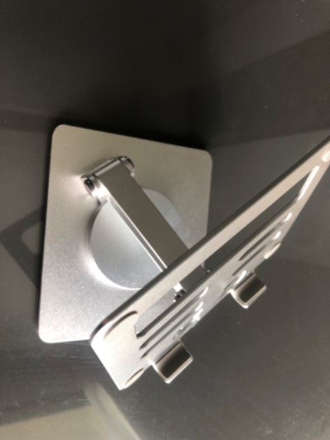 Mình mua màu bạc. Bao bì được đóng gói cẩn thận. Phần đế rộng và nặng, mình để Ipad lên khá chắc chắn. Hai phần khớp quay linh hoạt. Giá có ốp cao su ở phần đỡ nên ko bị xước máy và cũng tăng ma sát, chống trượt. Xoay 360 độ tiện lắm