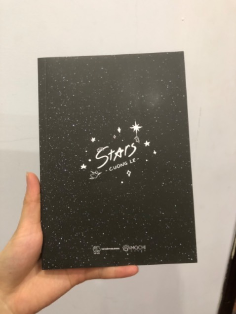 Sách cầm xinh lắm ạ. Mình mới đọc sơ chút sau khi nhận sách, nội dung dễ chịu, cảm ơn rất nhiều ạ!