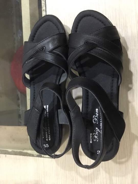 Giày mang nhẹ chân, chất liệu giày chắc chắn, sản phẩm y hình chụp. Tuy nhiên, thiết kế  kiểu dáng sản phẩm ko morden, trông hơi già. Giày mang nhẹ chân, chất liệu giày chắc chắn, sản phẩm y hình chụp. Tuy nhiên, thiết kế  kiểu dáng sản phẩm ko morden, trông hơi già.