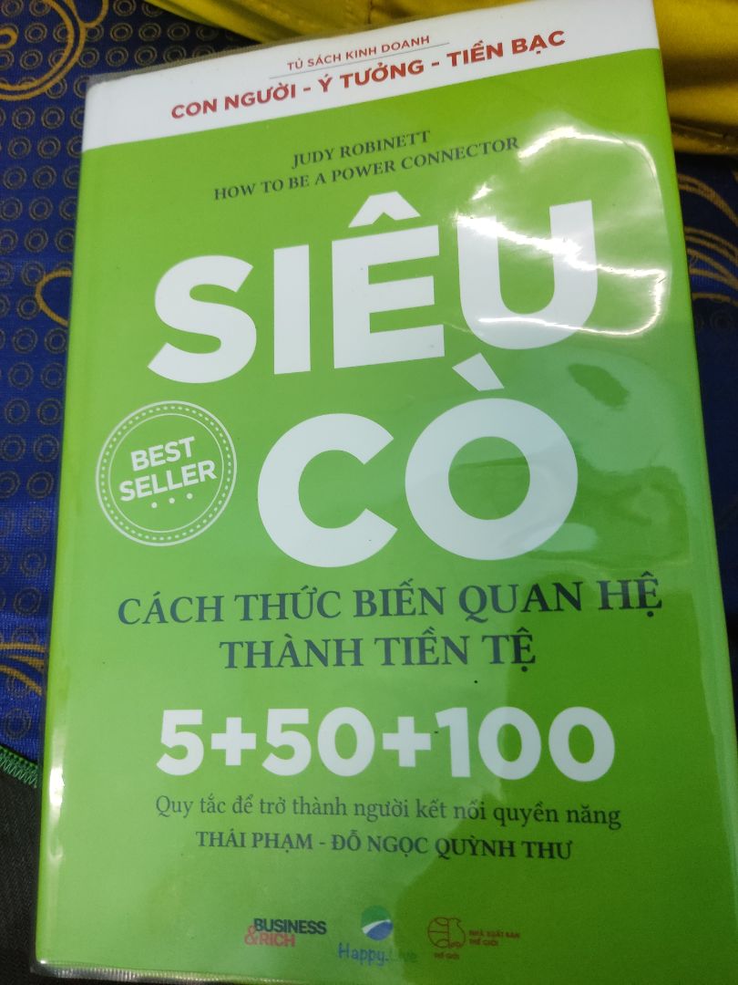 mua sách cũng được gần 1 tháng bọc sách bị bung nên tiki rút kinh nghiệm nhá ,còn đang đọc dở nên chưa đánh giá hết được . nội dung rất hay chủ yếu dạy bạn cách để xây dựng 1 mối quan hệ vừa bền vừa lâu lại còn vừa mạnh cho dù bạn cả năm trời vẫn ko liên lạc với người đó . Riêng mình thì sau khi đọc được 1 nửa cuốn thì mình cũng tự tin xã giao với người khác đôi chút chứ xưa nhát nói lắm , thanks happylive và tiki .
