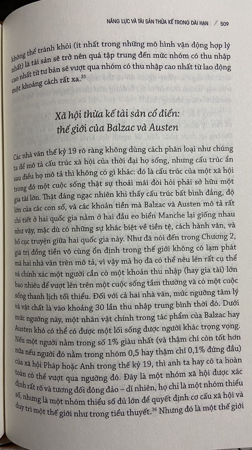* Sách to, dày, khối lượng thông tin tư liệu nghiên cứu cực kỳ lớn nhưng độ nặng, trọng lượng sách vừa phải do chất giấy nhẹ xốp, có thể nói là vừa tay có cả người cao tuổi, trung tuổi, nhỏ tuổi khi cầm đọc mà không thấy nặng và mỏi tay trong thời gian dài. Nhóm dịch giả của Đại học Fulbright, ban biên tập và nhà xuất bản uy tín trong việc cẩn trọng trong quá trình làm sách. Sách có vài lỗi nhỏ nhưng không ảnh hưởng lớn tới tác phẩm dịch.

Quyển sách mơ ước cho những ai nghiên cứu, tìm hiểu và học hỏi thêm về kinh tế, chính trị, xã hội và lịch sử của hệ thống con người - TƯ BẢN thế kỷ 21.

- Giấy xốp nhẹ không phù hợp với thời tiết nồm ẩm, mưa ẩm và nóng ẩm ở một số vùng Việt Nam, sách sẽ nhanh bị ố mốc, dễ hút ẩm theo thời gian. Đặc biệt là thời tiết nồm ẩm và mưa ẩm, với độ ẩm cao của vùng đất đồng bằng Bắc Bộ và Hà Nội thì sách này rất khó để bảo quản và giữ gìn trong điều kiện tốt nhất.

* Khi có 1 chút bất cập về đơn hàng này thì Tổng đài TIKI và đặc biệt là bạn nhân viên vận chuyển xử lý, giải quyết đơn hàng này cực kỳ tốt, chuyên nghiệp và làm mình vô cùng hài lòng. 

Cảm ơn TIKI TEAM và bạn nhân viên vận chuyển rất nhiều!!!