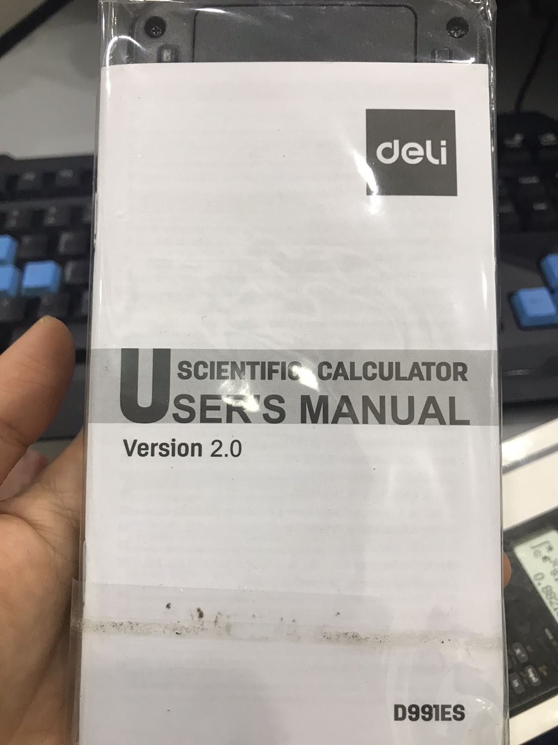 Mình nhận hàng rất nhanh nhưng thấy đây không phải là máy mới, đã bị bóc ra nhiều lần nên băng dính niêm phong rất bẩn. Máy tính thì có 2 vết trầy như hình chup. Yêu cầu Tiki giải quyết đổi lại máy khác cho mình. Ngoài ra đóng hộp rất cẩu thả không hề bọc xốp