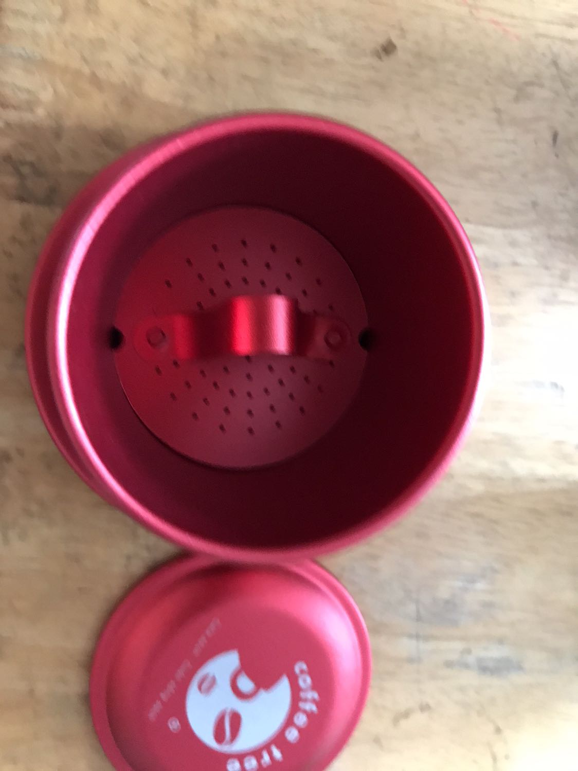 Hàng ko chuẩn, cái nắp gài thì cong vênh do khâu gia công, còn phin lọc thì đục lỗ bị ba zớ còn vài lỗ đục chưa thủng nữa. Nói chung cần hoàn thiện hơn. Giao hàng nhanh.