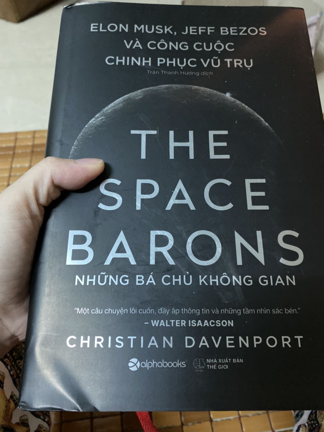 Quá thất vọng cách đóng gói sách của Tiki, một cuốn sách to vậy mà nhét vào cái hộp tí xíu, để rồi vanh bìa