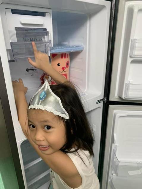 Mua từ 27.10.2021 tới nay là gần 1 tháng rưỡi, chất lượng 5 sao, giao hàng nhanh, tiết kiệm điện! Theo dõi hóa đơn điện 2 kỳ thấy ko nhỉn bao nhiêu cả! Góc nhà sang trọng hẳn lên! Nóc & cánh tủ lạnh có thể trang trí rất đẹp! 
Duy nhất cánh tủ dễ bám vân tay, dấu tay để lại nhiều là hông zui lắm thoai ah! 4,5 sao nhưng cho 5 sao luôn để ủng hộ SAMSUNG - KOREA vì đặt nhà máy ở VN nà!