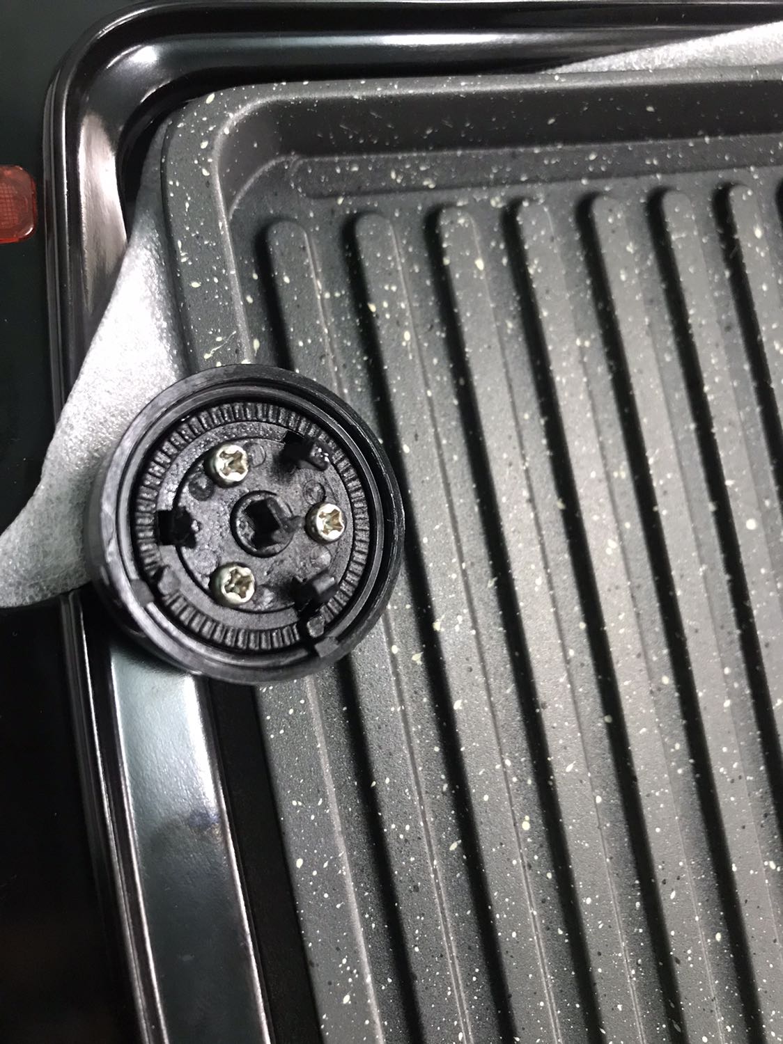 Sáng nay mình mới nhận dc đơn hàng, Do tin tưởng tiki nên nhân viên giao hàng tới mình ko mở ra để kiểm tra. Tới khi khui hàng ra mới thấy núm điều chỉnh nhiệt độ bị gãy. 
Thậy sự thất vọng 
Nhờ tiki giải quyết trường hợp này hộ mình