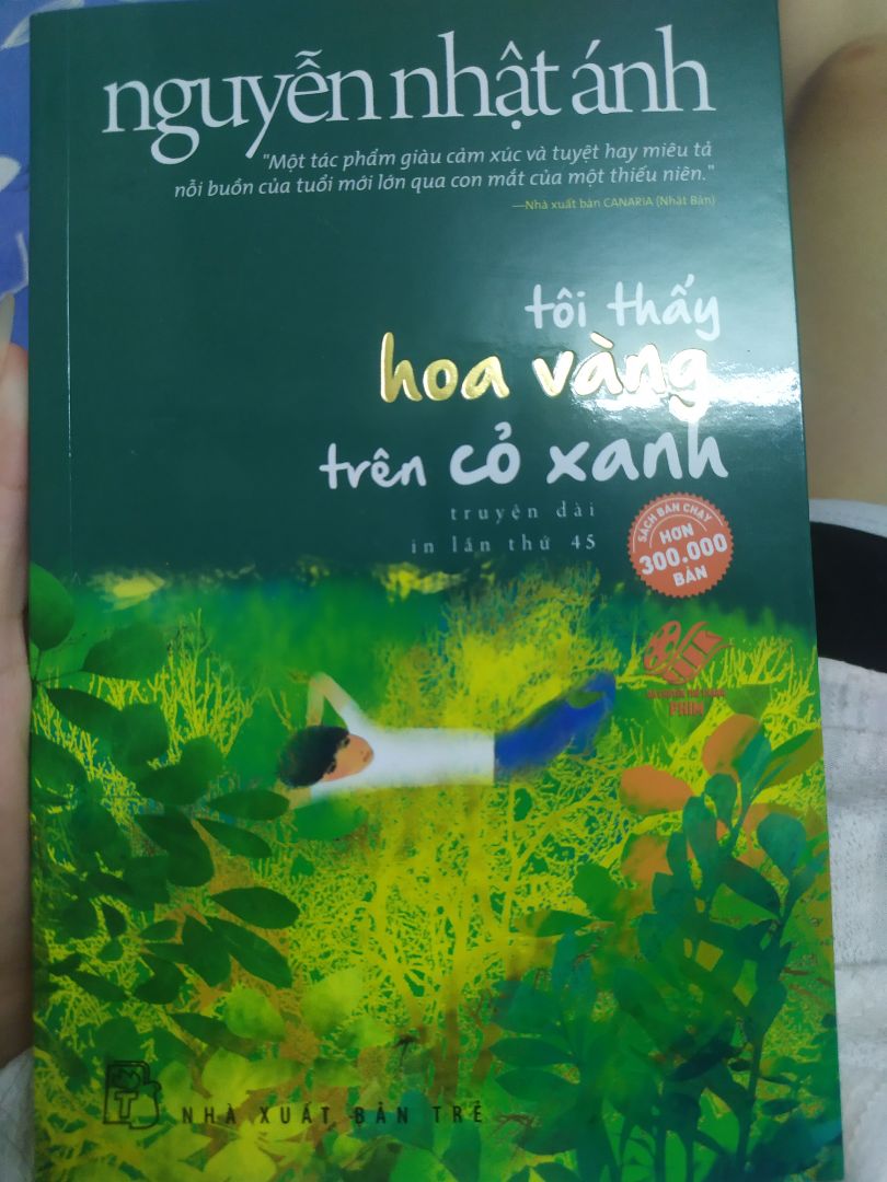 sách nguyên seal nha mma bị hằn mất một vết ở đằng sau roài huhu. Giao cũng rất nhanh , tối hôm trước đặt hôm sau đã có r. Nội dung thì k bàn bởi đây là một trong những cuốn sách siêu phẩm của bác Ánh rùi , bản này xuất bản lại nhìn xịn mịn hơn