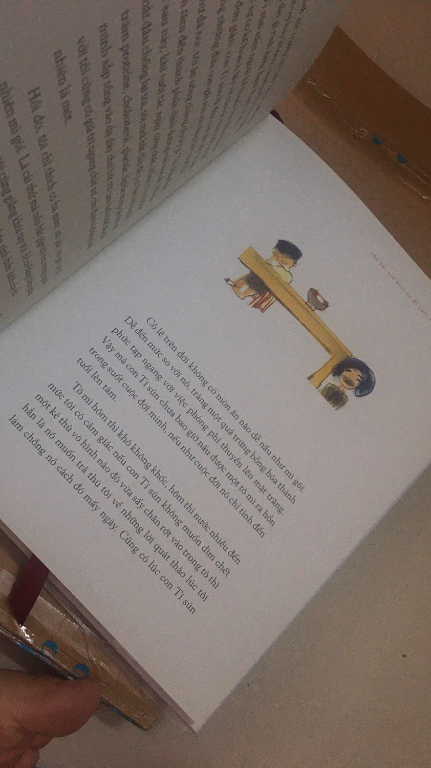 Nhìn hình tham khảo tưởng sách cỡ vừa như quyển “Cảm ơn người lớn”, ai dè nó to hơn cả quyển “Đảo mộng mơ” tái bản bìa cứng. Sách đến an toàn, sách còn được bọc bookcare rất đẹp, bên trong còn có hình màu và các trang màu, cuối truyện còn có một số doanh truyện tranh ngắn. Mình mua lúc giảm giá bất ngờ nên thấy rất đáng tiền.